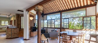 海灘附近帶燒烤設施的度假屋  