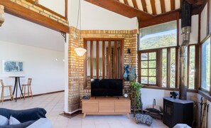 Basic-Villa | Wohnbereich | 32-Zoll-Smart-TV mit Digitalempfang