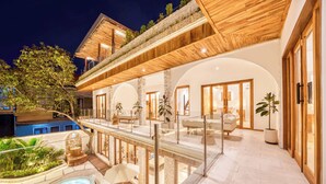 Una casa moderna con piscina, area relax all'aperto e vasca idromassaggio.