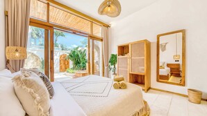 Una camera da letto con un letto grande, un armadio in legno, uno specchio e vista sull'esterno.