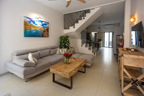 Living area - Charming Sliema 3BDR Oasis with Modern Comforts (Sliema)