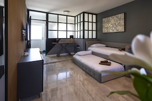 3 habitaciones, tabla de planchar con plancha y ropa de cama