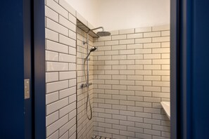 Shower, towels - Charming Sliema 3BDR Oasis with Modern Comforts (Sliema)