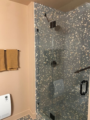 Dusche, Haartrockner, Handtücher, Seife