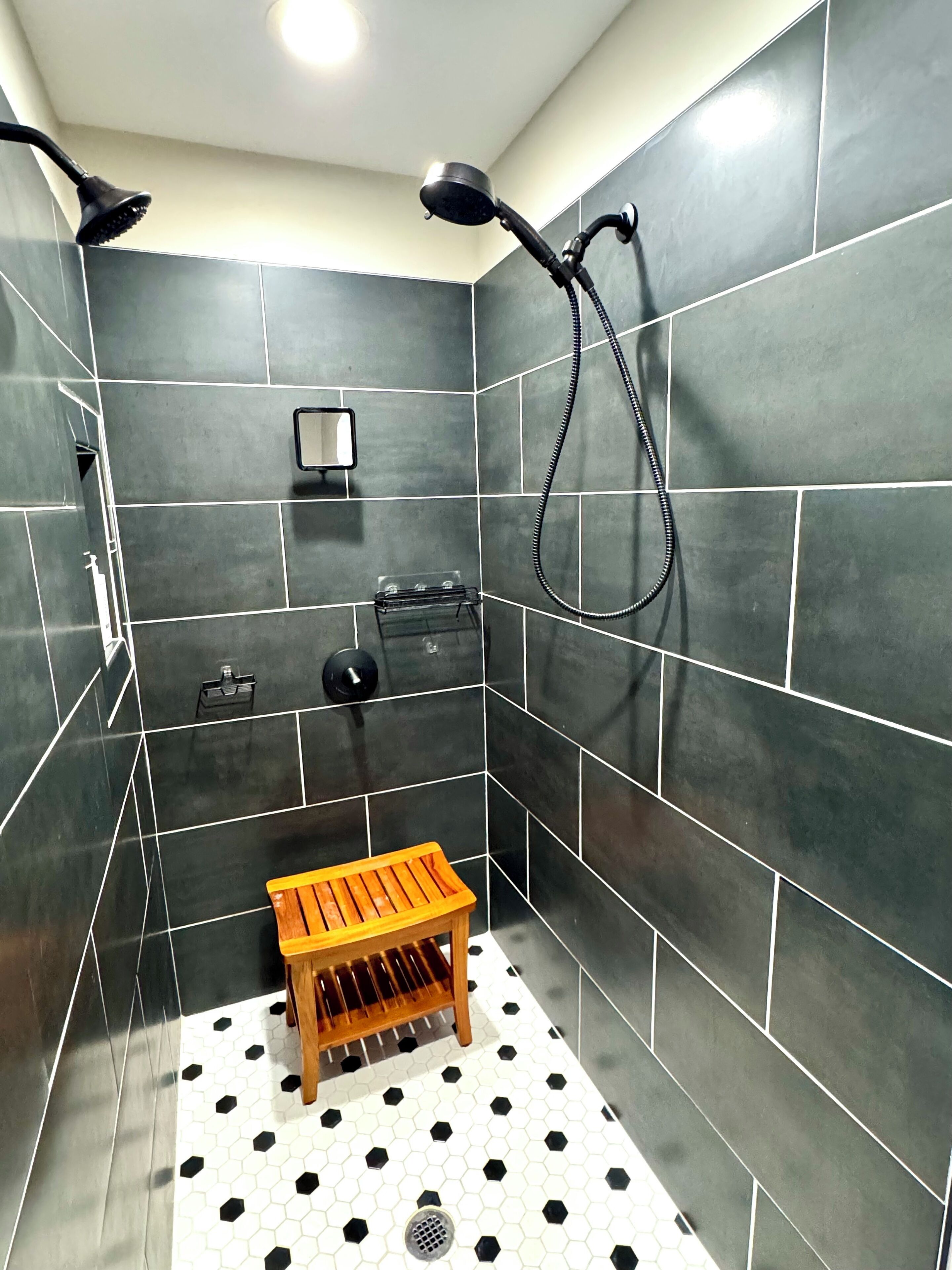Bañera de hidromasaje, secador de pelo, toallas, jabón