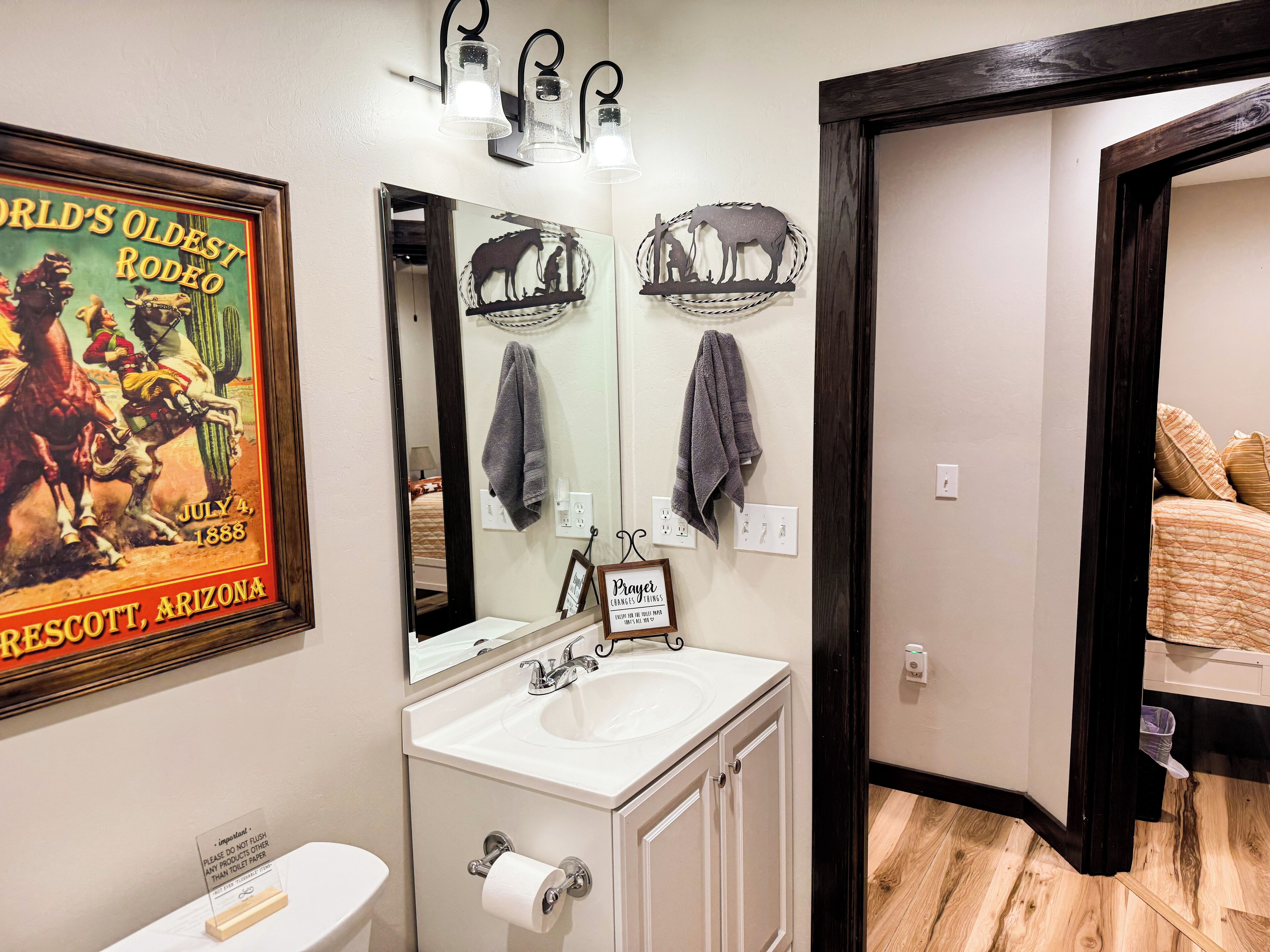 Bañera de hidromasaje, secador de pelo, toallas y jabón