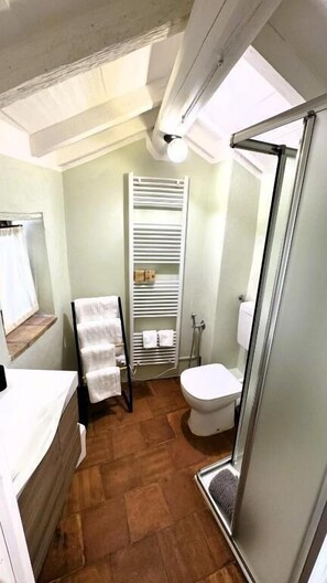 A compact bathroom with a shower, toilet, and a towel rack. - Residenze del borgo  (Zavattarello)