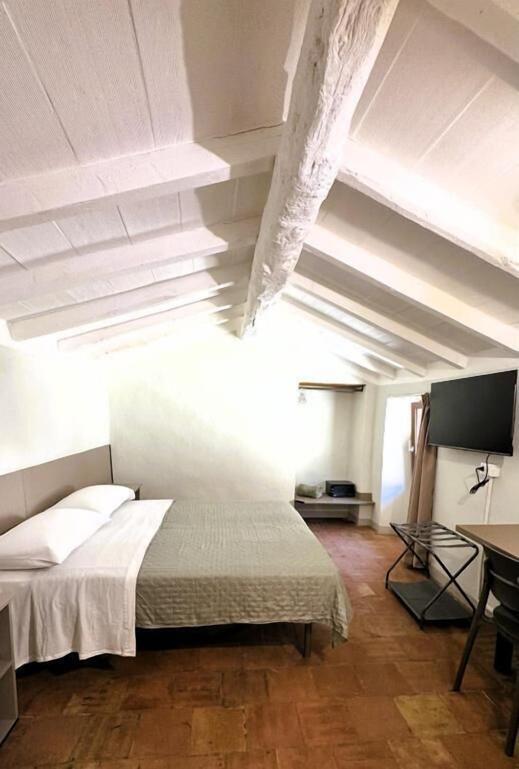 Cofres nos quartos, cortinas blackout, Wi-Fi de cortesia