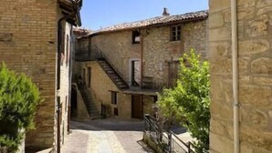 A narrow stone-paved alleyway between buildings with a staircase leading to an upper level. - Residenze del borgo (Zavattarello)