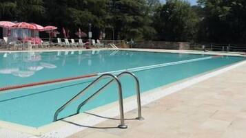 Una piscina al aire libre de temporada