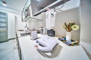 Superior Studio Suite, City View | Private kitchen