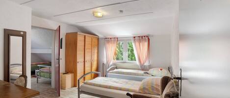 2 Schlafzimmer, BĂŒgeleisen/BĂŒgelbrett, WLAN, BettwĂ€sche
