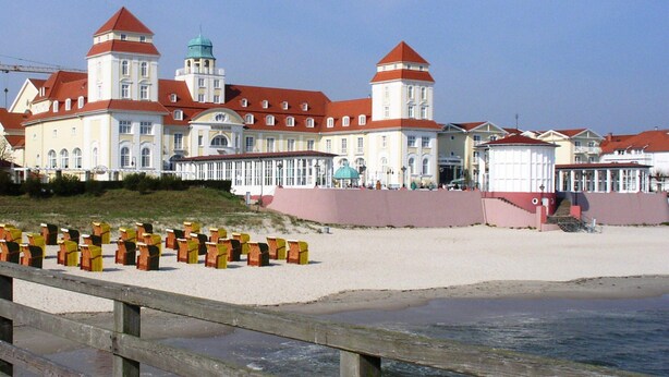A large, historic building with multiple towers and a red roof, situated by a sandy beach. - Skandinavisch Eingerichtetes Familienferienhaus (Sagard)