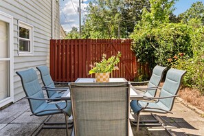 屋外ダイニングエリア