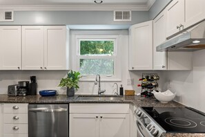 Mikrowelle, Ofen, Herdplatte, Geschirrspüler