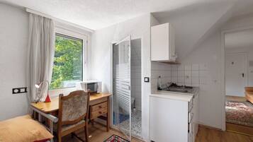 Iron/ironing board, WiFi, bed sheets
