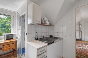 Refrigerador, microondas, placa de cocina, cafetera/tetera