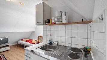 Kühlschrank, Mikrowelle, Herdplatte, Wasserkocher mit Kaffee-/Teezubehör