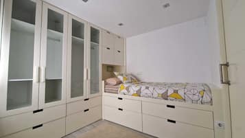 3 slaapkamers, een strijkplank/strijkijzer, reisbedje, beddengoed