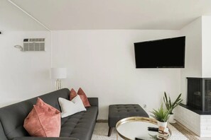 Smart-TV, Kamin, Arbeitsbereiche