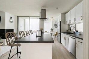 Wasserkocher mit Kaffee-/Teezubehör, Kühlschrank, Mikrowelle, Ofen