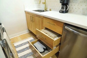 Cafetera y tetera, refrigerador, microondas y horno 