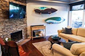 Smart TV, chimenea y oficina