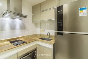 Basic Apartment | Private kitchen - 1 Bedroom Apartment in Oceanfront Condo Mnda0217 (Cabo Frio)