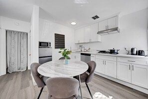 Micro-ondes, plaque de cuisson, lave-vaisselle