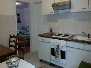 Réfrigérateur, micro-ondes, plaque de cuisson, cafetière/bouilloire