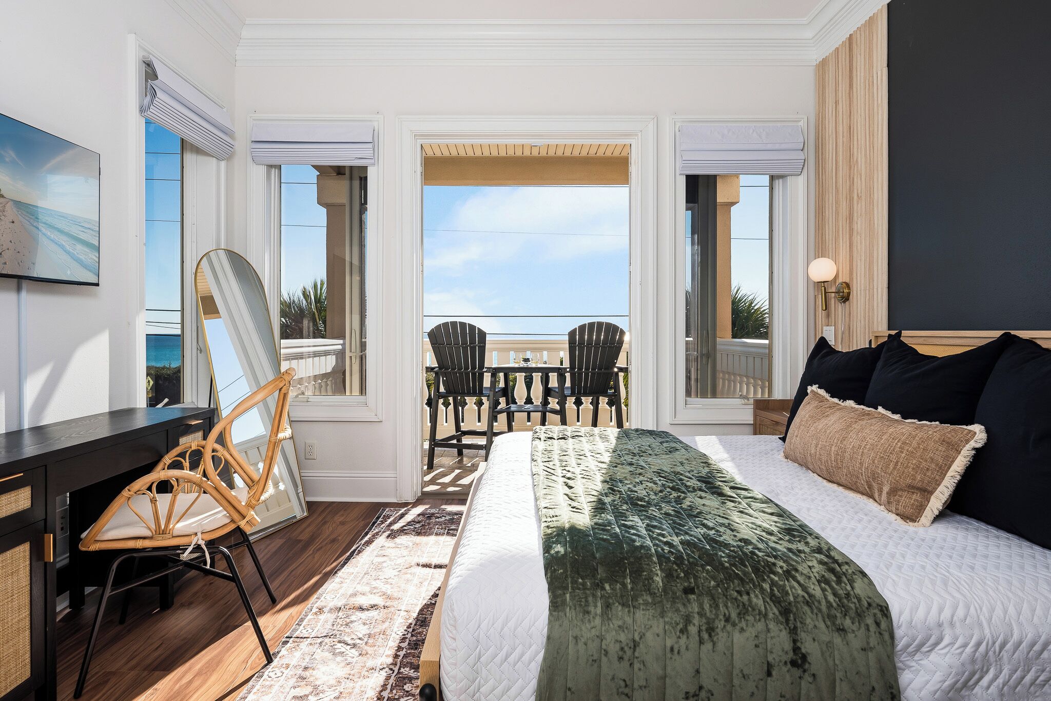 5 soverom, skrivebord, strykejern/-brett og reiseseng for barn