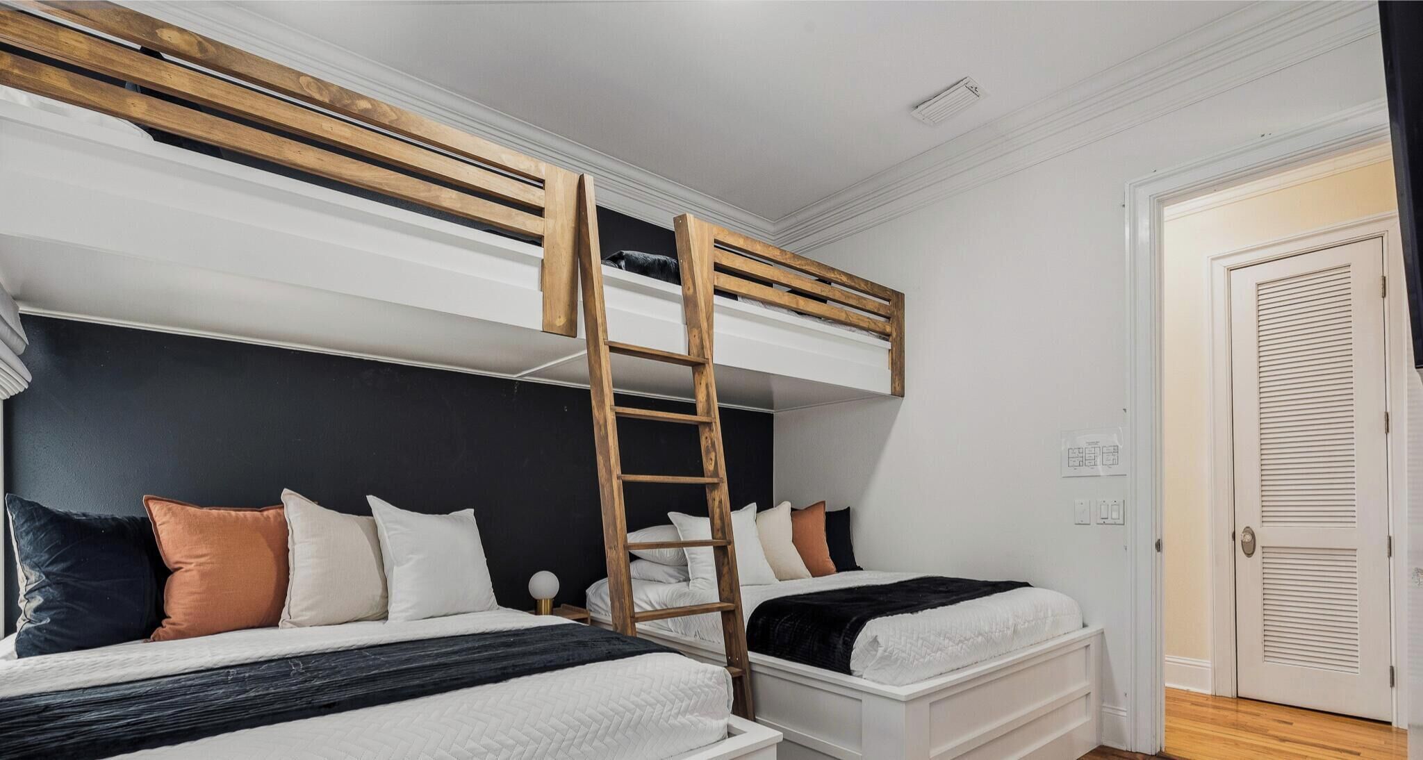 5 habitaciones, escritorio y tabla de planchar con plancha 