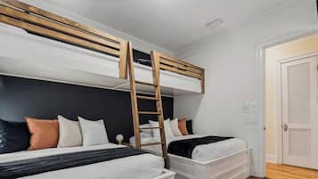 5 habitaciones, escritorio y tabla de planchar con plancha