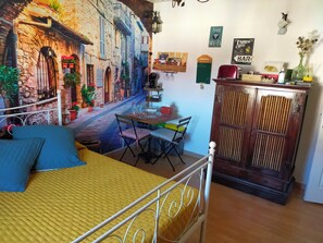 2 habitaciones, tabla de planchar con plancha y cuna de viaje