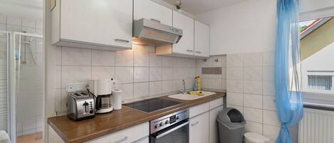 KĂŒhlschrank, Mikrowelle, Ofen, Herdplatte