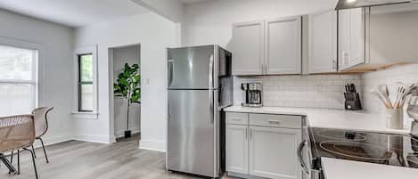 Geladeira, micro-ondas, fogão, cooktop