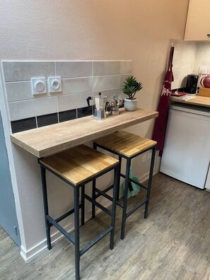 Fridge, microwave, oven, stovetop - Stylish & Cosy Mezzanine in Historical Old Town (Annecy)