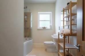 Een douche, een haardroger, handdoeken, zeep