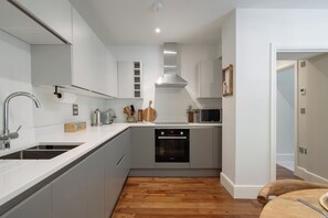 Kjøleskap, mikrobølgeovn, ovn og kokeplater