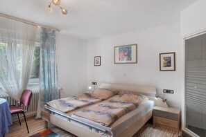 1 bedroom, WiFi, bed sheets - Room '9' with shared terrace and Wi-Fi (Baden-Baden)