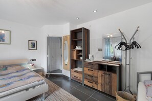 1 bedroom, WiFi, bed sheets - Room '9' with shared terrace and Wi-Fi (Baden-Baden)