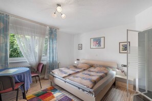 Iron/ironing board, WiFi, bed sheets