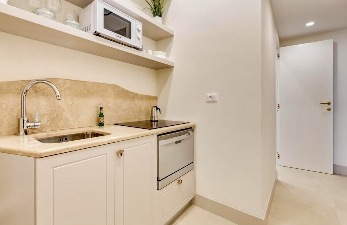 Kühlschrank, Mikrowelle, Herdplatte, Geschirrspüler