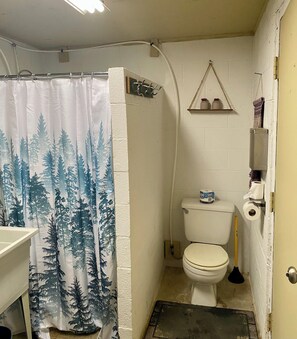 Suihku, pyyhkeet, saippua, vessapaperi