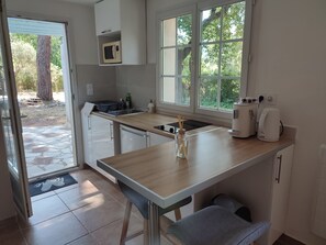 Kühlschrank, Mikrowelle, Herdplatte, Wasserkocher mit Kaffee-/Teezubehör