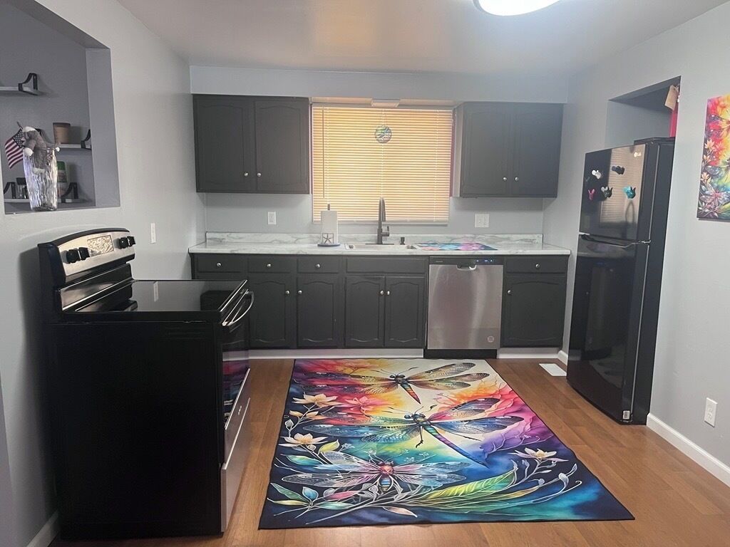 Mikrobølgeovn, ovn, kokeplater og oppvaskmaskin