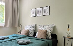 2 chambres, bureau, fer et planche à repasser, accès au Wi-Fi (inclus)