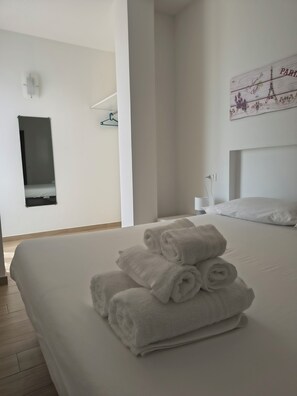 1 Schlafzimmer, BĂŒgeleisen/BĂŒgelbrett, WLAN, BettwĂ€sche