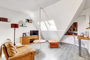 City-Apartment, 1 Queen-Bett und Schlafsofa, Nichtraucher, Blick auf den Innenhof | Wohnbereich | 40-Zoll-Smart-TV mit Satellitenempfang