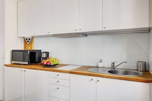 City Apartment, 1 Queen Bed with Sofa bed, Non Smoking, Courtyard View | Private kitchen